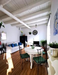 波尔蒂芒Charming Portuguese style apartment, for rent "Vida à Portuguesa", "Amêndoa or Limão" Alojamento Local的客厅配有白色的桌子和椅子