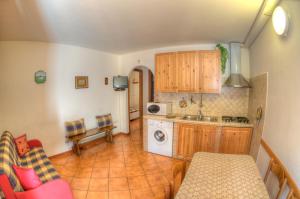 维勒塔巴雷亚桑克蒂斯公寓的厨房配有桌子、水槽和微波炉
