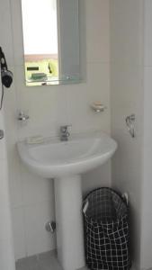 布宜诺斯艾利斯Carlos Gardel Tango Studio的白色的浴室设有水槽和镜子