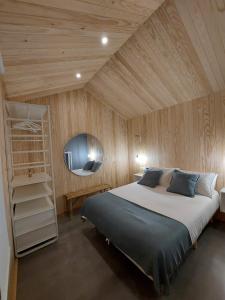 贝加德奥Cabañas Huma 2的卧室设有一张木制天花板上的大床