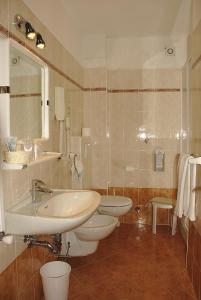 莫尔韦诺内华达魅力酒店的一间带水槽、卫生间和镜子的浴室