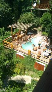 弗洛里亚诺波利斯Hostel Vista da Barra的一群人坐在游泳池里
