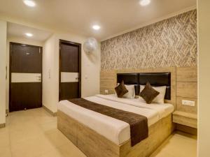 新德里HOTEL DAKHA INTERNATIONAL - Karol Bagh, New Delhi的一间卧室,卧室内配有一张大床