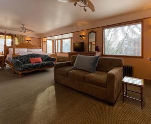 西雅图Cecil Bacon Manor的客厅配有沙发和1张床