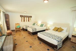 里奥阿查GUAJIRA CASA DEL MAR的酒店客房,配有两张床和椅子