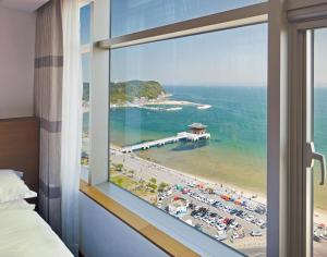 浦项Lahan Hotel Pohang的从客房窗户可欣赏到海滩美景