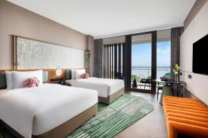 苏州苏州阳澄半岛英迪格酒店的酒店客房设有两张床和电视。