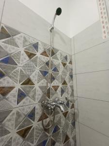 蒙巴萨City Centre的浴室设有马赛克瓷砖和淋浴。