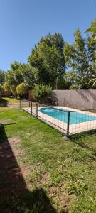 巴雷阿尔El Ensueño的院子中游泳池周围的围栏