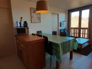 Appartement La Plagne, 3 pièces, 6 personnes - FR-1-351-25的电视和/或娱乐中心