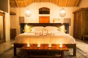 克拉塞利尔自然保护区Klaserie Drift的一间卧室配有一张带蜡烛的大床