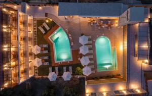 尼基季Dandelion Suites的享有带游泳池的大楼的顶部景致
