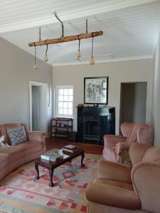 科尔斯伯格Yardley Cottage的客厅配有粉红色的沙发和桌子
