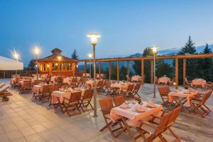 Ağlasun撒加拉索斯洛奇Spa酒店的庭院内的餐厅,配有桌椅