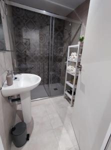 Santa FazLa Casa Azul的浴室配有白色水槽和淋浴。