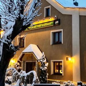 Krupka栗子下酒店及餐厅的雪上标有标志的建筑