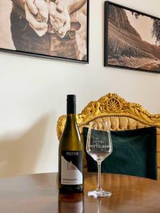 巴特洪内夫Weingut Pieper - Vinothek & Hotel am Drachenfels的一瓶葡萄酒和一张桌子上的一杯
