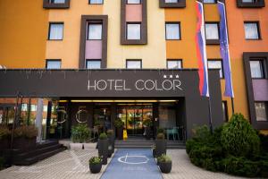 布拉迪斯拉发彩色酒店的酒店大楼前面有彩虹色标志