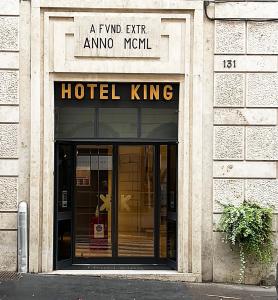 罗马国王酒店的上面有酒店标志的酒店入口