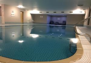 特劳特贝克Fell View的在酒店房间的一个大型游泳池