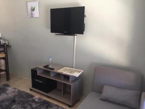 斯普林博克Home Sweet Home的客厅设有壁挂式平面电视。