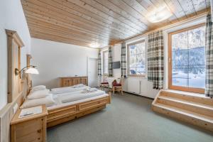 海特尔旺湖畔渔夫酒店的一间卧室设有两张床和大窗户
