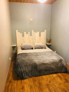 布里特努P’tite House的一间卧室配有一张带白色床头板的大床