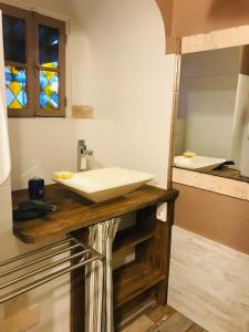 布里特努P’tite House的一间带水槽和镜子的浴室