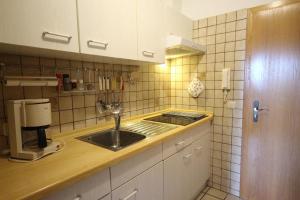 博登迈斯FW Zum Königshang的厨房配有水槽和咖啡壶