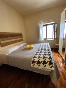 Piano BattagliaRifugio Giuliano Marini的一间卧室配有一张大床和两个黄色枕头