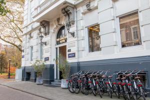 阿姆斯特丹阿姆斯特丹兰开斯特酒店的停在大楼前的一排自行车