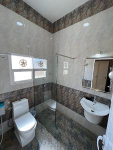 IbrāIbra Plaza Hotel的一间带卫生间和水槽的浴室