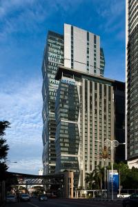 吉隆坡吉隆坡雅诗阁中心酒店的一座大型建筑,上面有生态标志
