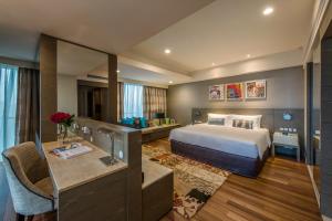 吉隆坡吉隆坡雅诗阁中心酒店的配有一张床和一张书桌的酒店客房