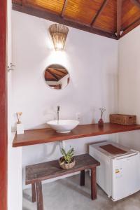 卡拉伊瓦Pousada Habitat Caraiva的一间带水槽和镜子的浴室