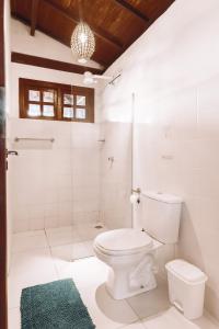 卡拉伊瓦Pousada Habitat Caraiva的白色的浴室设有卫生间和淋浴。
