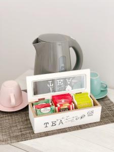 菲乌米奇诺Hangar Inn的茶壶旁装满不同颜色香料的盒子