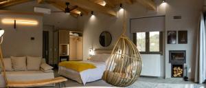 梅加克瑞奥Evora Luxury Suites的一间卧室配有一张床和吊床