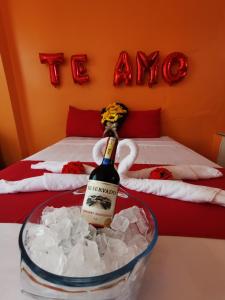 巴克里索莫雷诺港拉卡萨德弥苏酒店的床上的桶装一瓶香槟