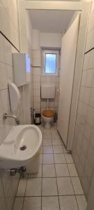 斯图加特拉姆酒店的白色的浴室设有卫生间和水槽。