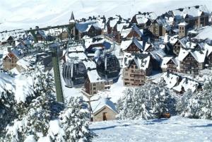巴奎伊拉-贝莱特Hotel Chalet Bassibe的雪覆盖的城镇,设有滑雪缆车
