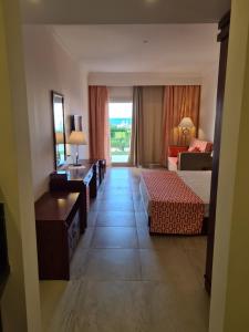 阿布达巴Oyster Bay Marsa Alam ( Unit I5-06)的酒店客房设有一间带一张床和一张书桌的卧室