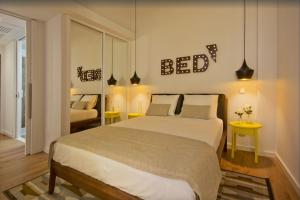 波尔图01 Design Flat in Porto Downtown的一间卧室配有一张大床和一张床