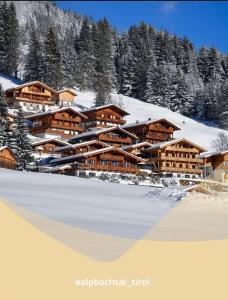 阿尔卑巴赫Tirol Juwel的雪地小屋,有雪地覆盖