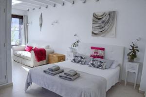 亚伊萨Ocra Apartment的白色的客房配有床和沙发