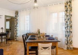 科尔马Thann Colmar - 1 chambre - 5 pers - Parking的一间带木桌和椅子的用餐室