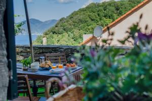 克里日亚La Casetta Rossa的一张桌子,上面放着食物,享有山景