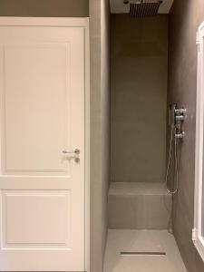 巴勒莫Suite del Ponte Normanno的一间设有白色门和淋浴的浴室