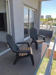 蒂格雷MIRADORES DEL BOULEVAR的两把椅子坐在房子的阳台上