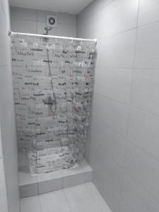 蒂格雷MIRADORES DEL BOULEVAR的浴室里写着带浴帘的淋浴